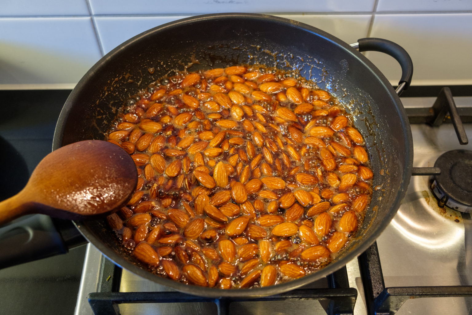 SugarCoated Cinnamon Almonds merinoandtomatoes