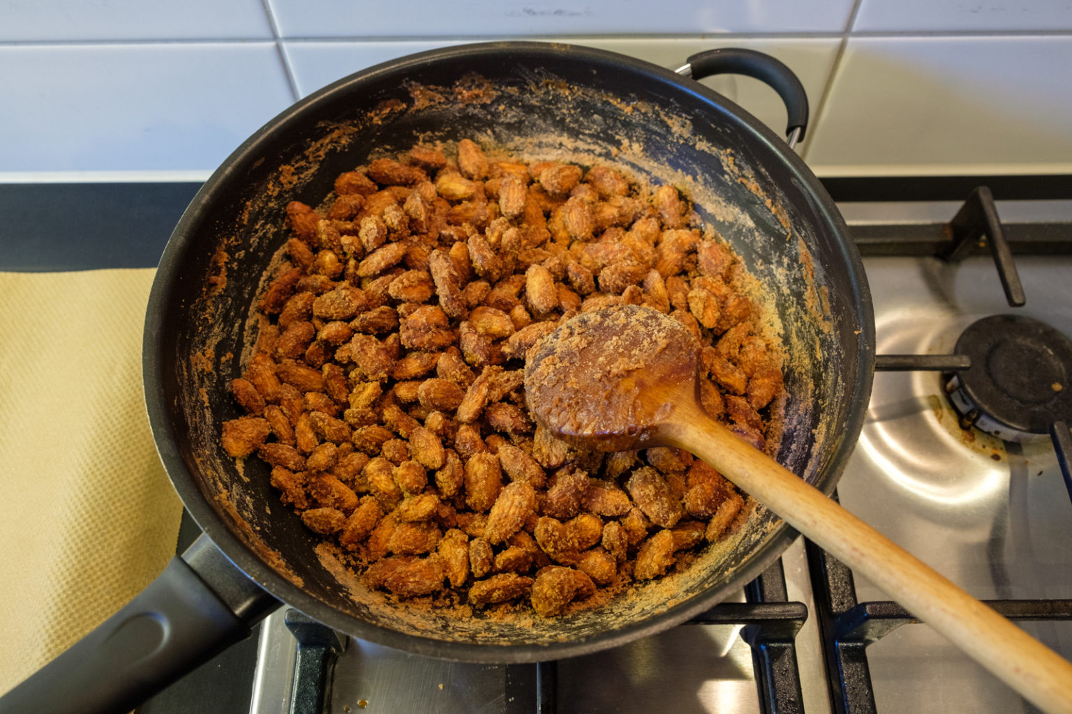 SugarCoated Cinnamon Almonds merinoandtomatoes